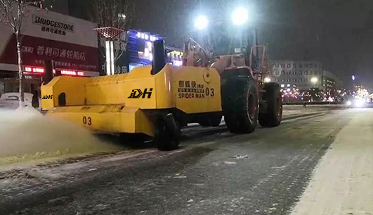 因为有你，这个雪天不在寒冷，除雪保障——乐动官方网页版为您服务(图2)